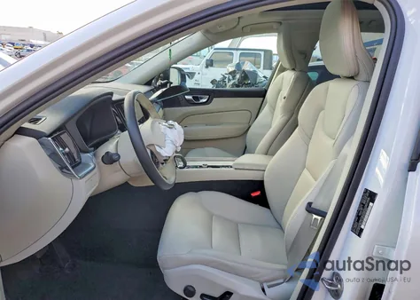 2025 Volvo Xc60 Core z USA, uszkodzony, nr VIN YV4M12RJXS1106584